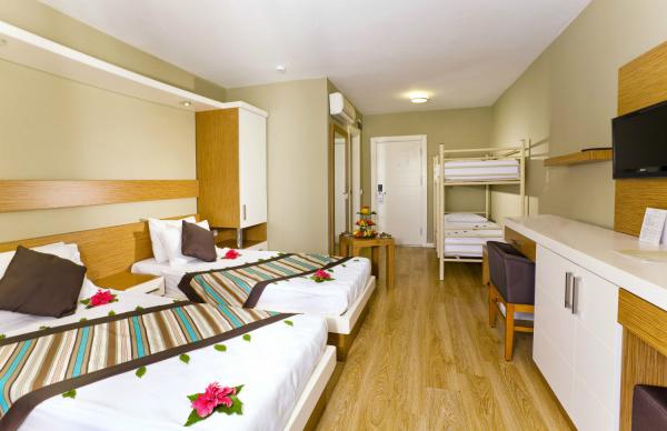Adin Beach Hotel / flora oda