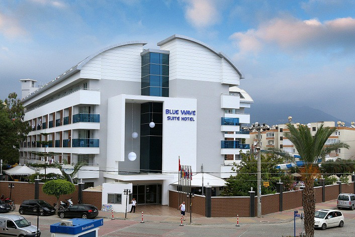 Blue Wave Suite Hotel  
