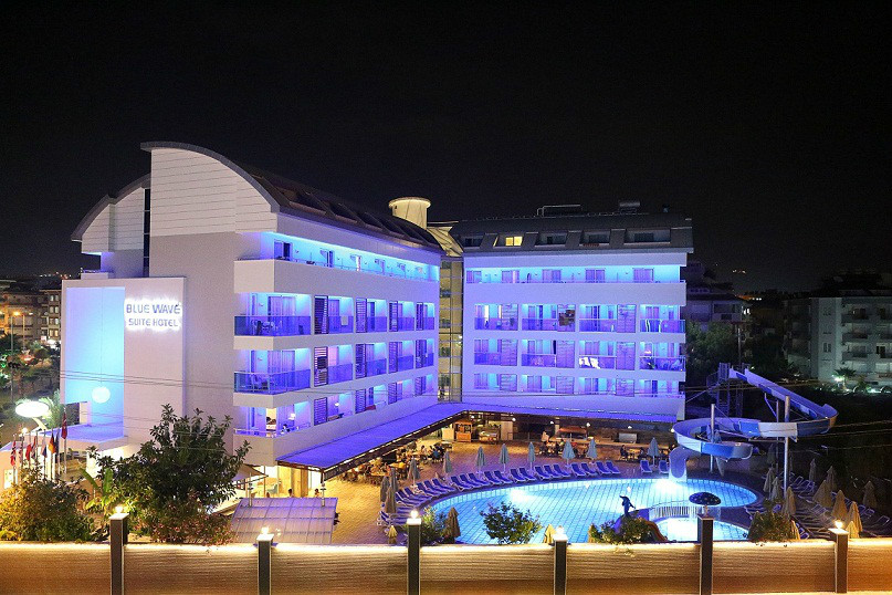 Blue Wave Suite Hotel  