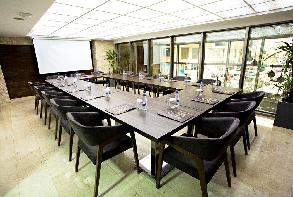 End Glory Hotel / Pomidor