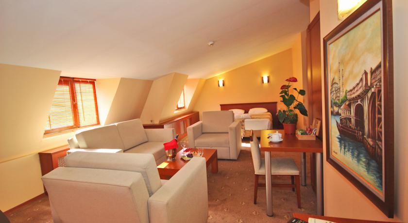 Golden Siyav Hotel  