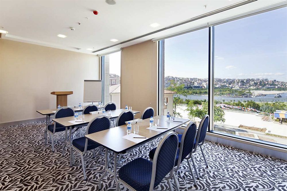 Dosso Dossi Golden Horn / Burgazada Meeting Room