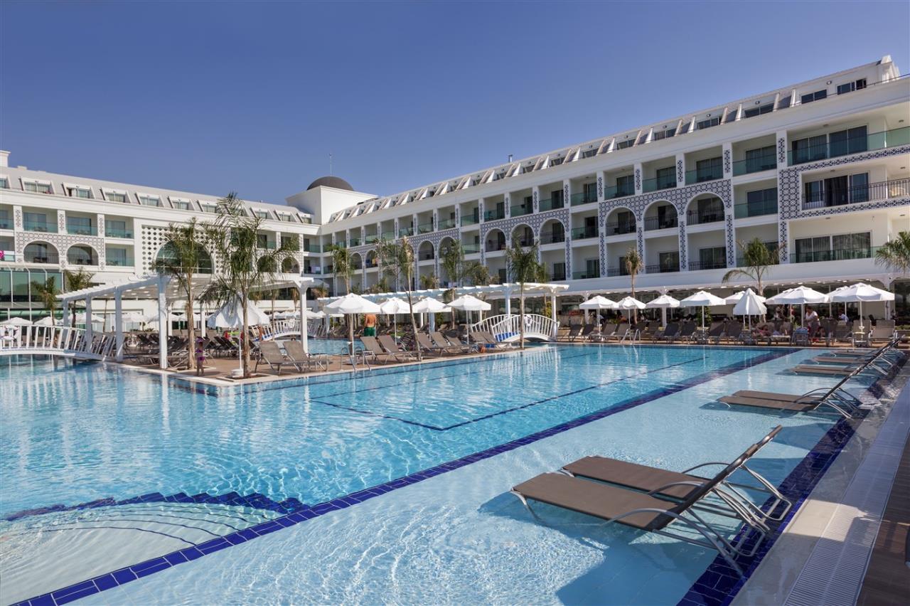 Karmir Resort & Spa  