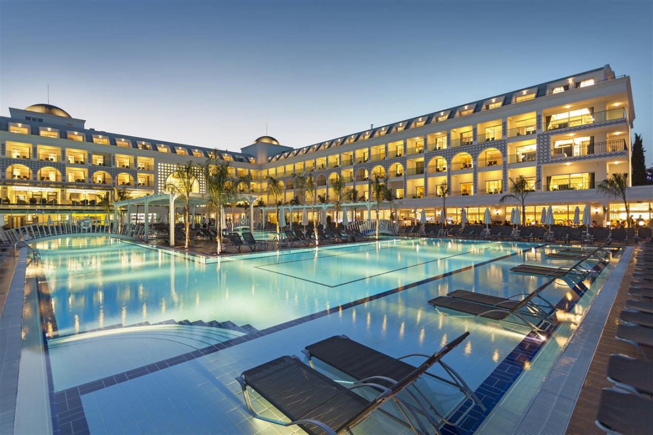 Karmir Resort & Spa  