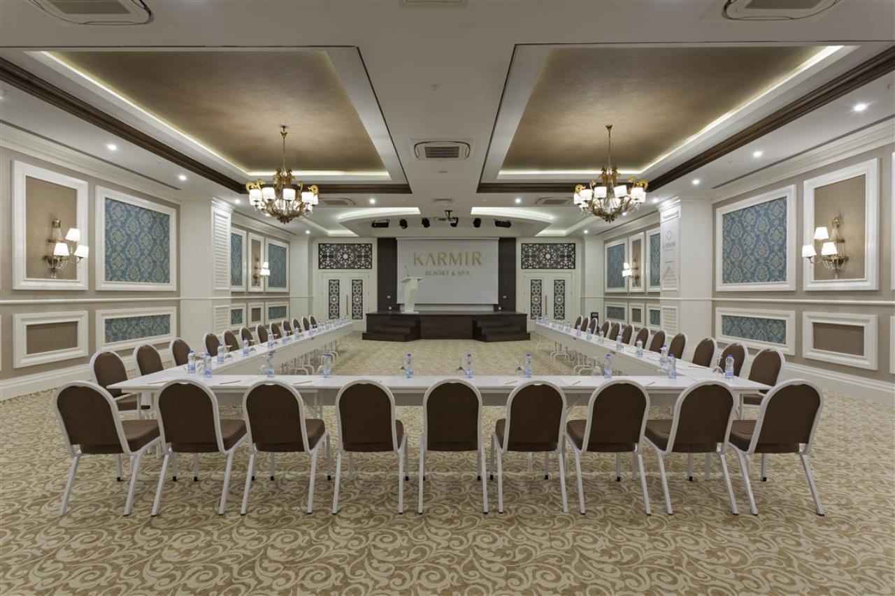 Karmir Resort & Spa  