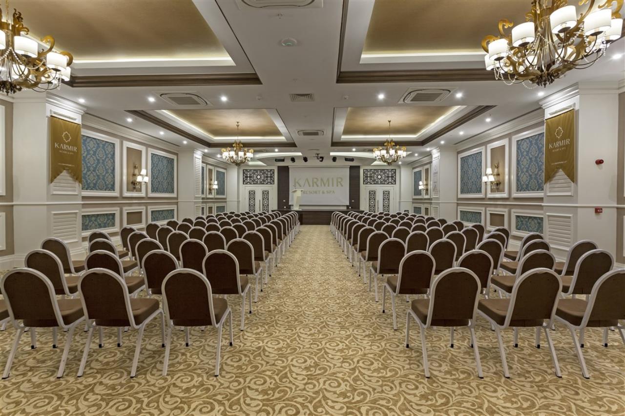 Karmir Resort & Spa  