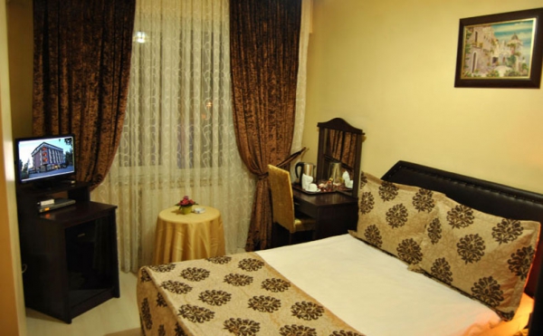 Paradise Hotel   
