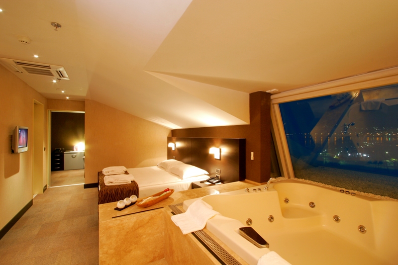 Richmond Nua Wellness Spa / Suite