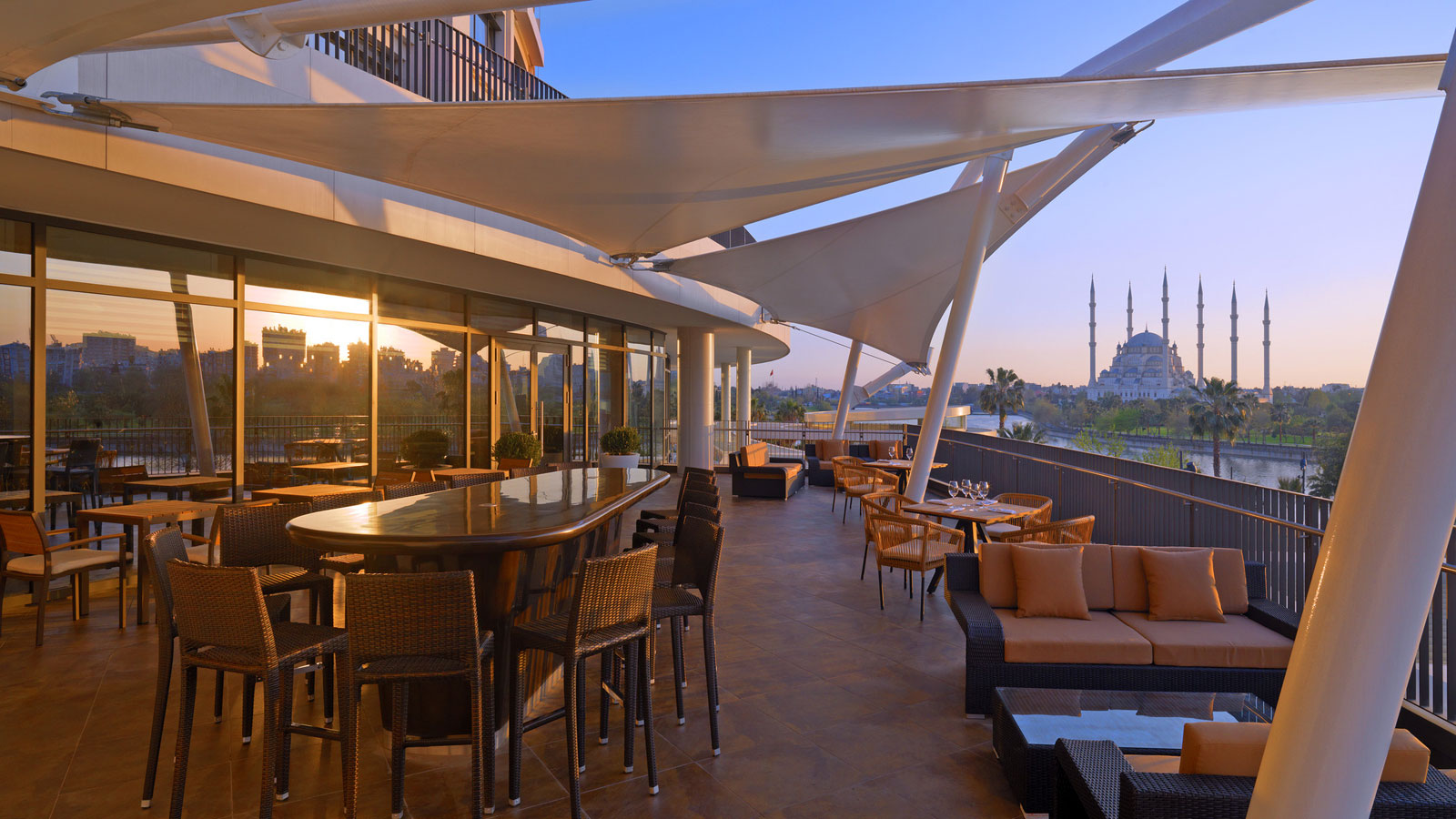 Sheraton Grand Adana  Hotel / Villa Mare Restaurant Teras