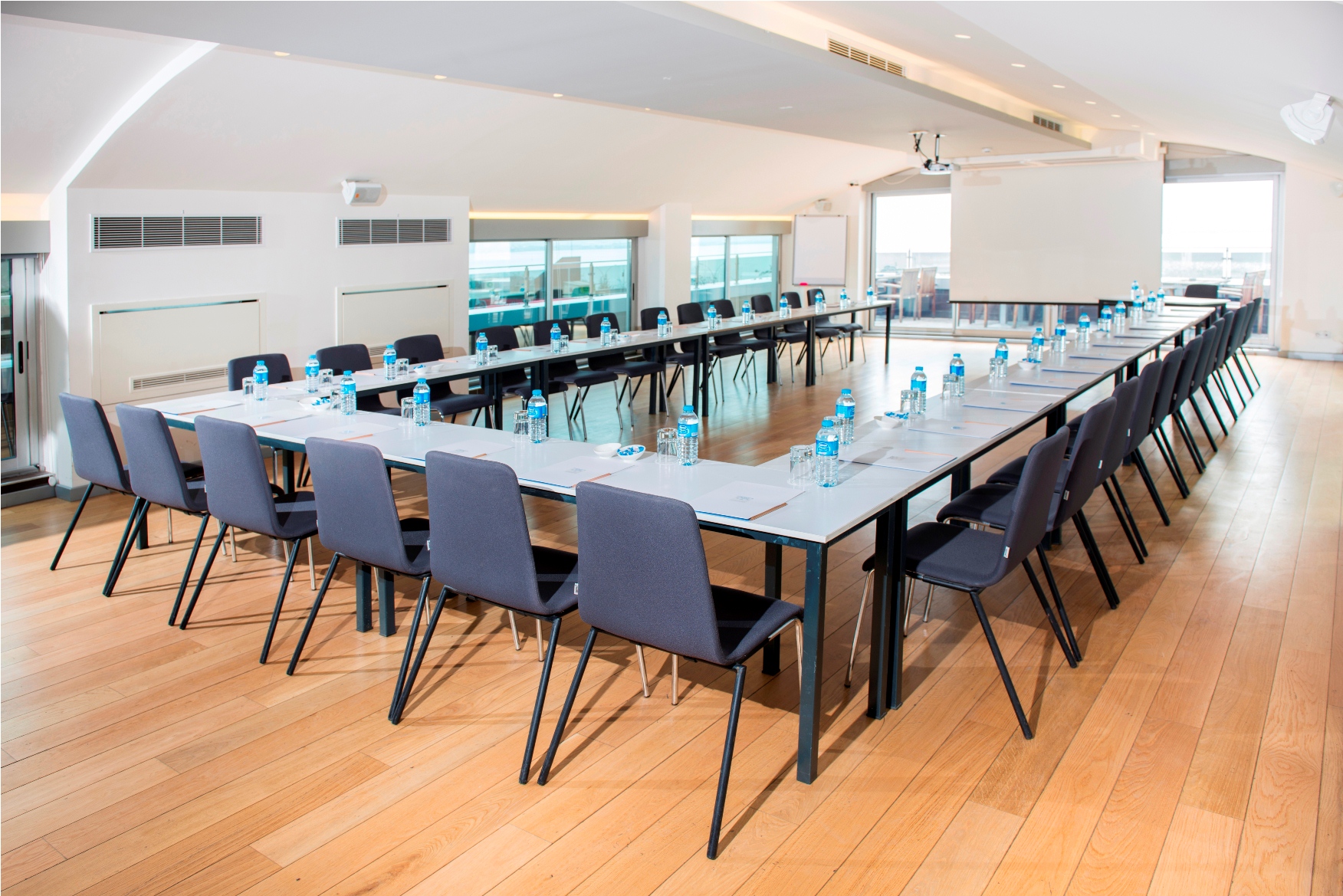 Wes Hotel / Cule Toplantı Salonu